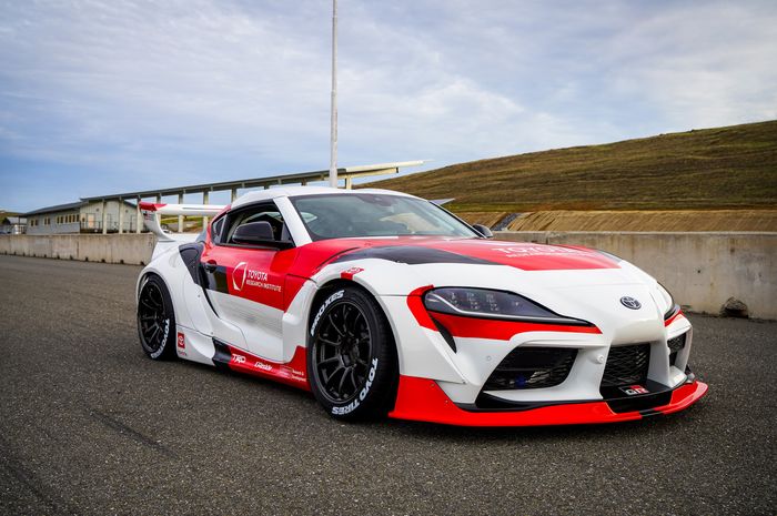 Mobil Baru Toyota GR Supra Ini Bisa Drifting Sendiri, Ini Rahasianya