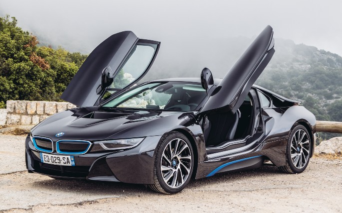 Mobil Sport BMW Terbaik, Pilih BMW i8 atau BMW Z4?