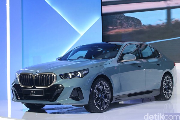 BMW Umumkan Harga Mobil Listrik i5, Dijual Rp 2,177 Miliar